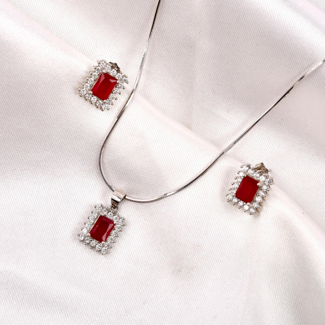Scarlet Frame Pendant Set