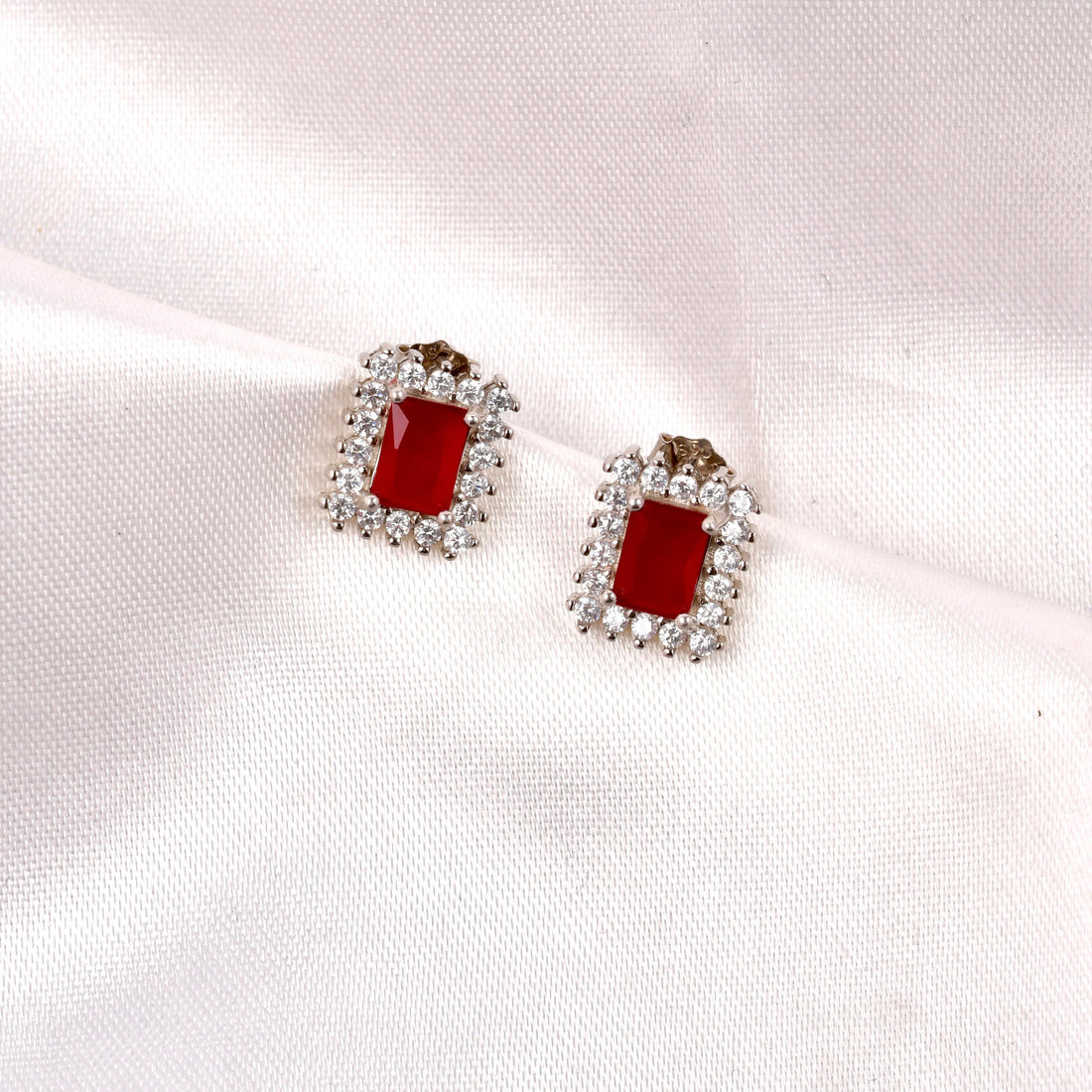 Scarlet Frame Pendant Set